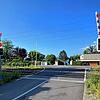 Am Bahnübergang in der Unterhausgasse in Allensbach ist am Dienstag, 17. Juni, ein Segelmast mit der Oberleitung kollidiert.