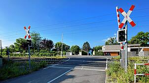Am Bahnübergang in der Unterhausgasse in Allensbach ist am Dienstag, 17. Juni, ein Segelmast mit der Oberleitung kollidiert.