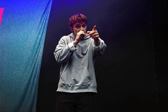 Bild 30: Regenfeste Wincent-Weiss-Fans in Salem
