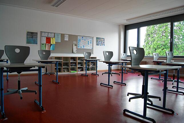 Noch sind keine Prüfungen, trotzdem sehen die Klassenzimmer danach aus: ab Montag sitzen die Schüler an Einzelplätzen, die mit ihren ...