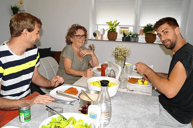 Auf halber Strecke findet ein Treffen mit ihren Enkelsöhnen Philippe (links) und Thomas statt.