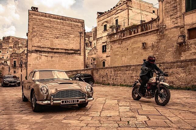 Eine Verfolgungsjagd darf nicht fehlen: In einem Aston Martin jagt James Bond (Daniel Craig) durch die Straßen von Matera in Italien.
