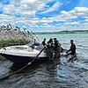 Vor dem Ufer der Insel Reichenau haben Wasserschutzpolizei sowie Feuerwehr an Christi Himmelfahrt, 18. Mai, zu tun. Es ist der zweite ...