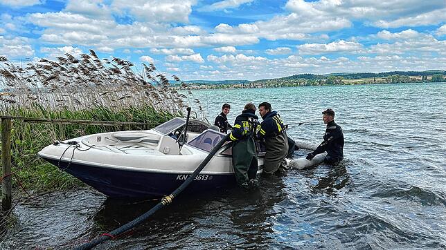 Vor dem Ufer der Insel Reichenau haben Wasserschutzpolizei sowie Feuerwehr an Christi Himmelfahrt, 18. Mai, zu tun. Es ist der zweite ...