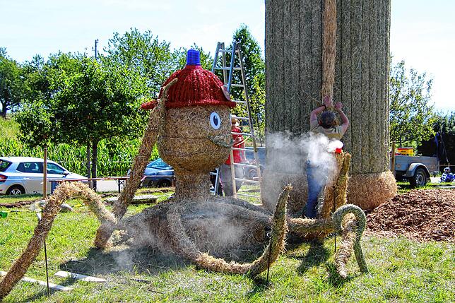 Bild 6: Aufbauarbeiten zum 11. Höchenschwander Strohskulpturen-Wettbewerb mit Bauernmarkt in Höchenschwand