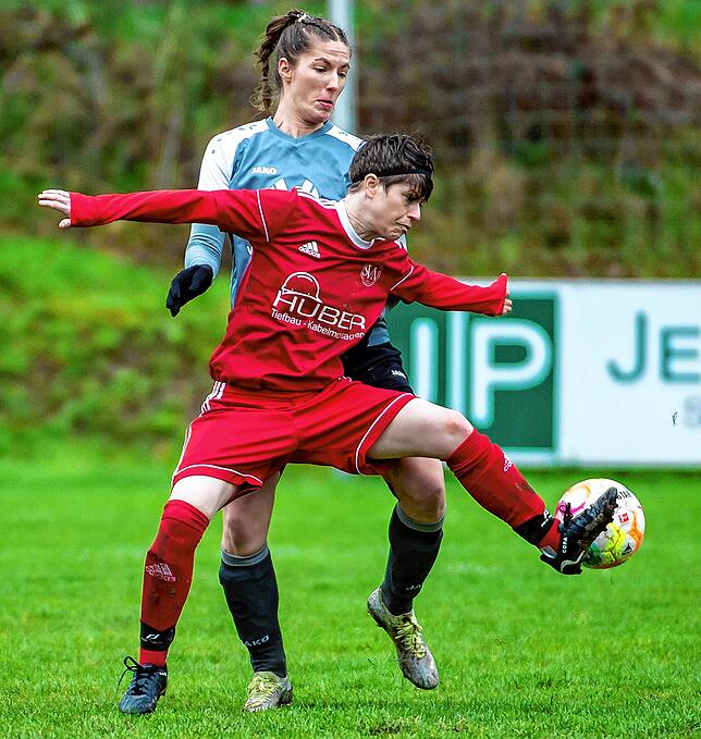 Pause: Cornelia Albiez (vorn, gegen die vom FC Hochrhein zum Hegauer FV Gewechselte Jenniffer Birkenberger) steht beim Verbandsligisten ...