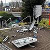 Nur noch Einzelteile: Der gespengte Zigarettenautomat in Wehr-Brennet.