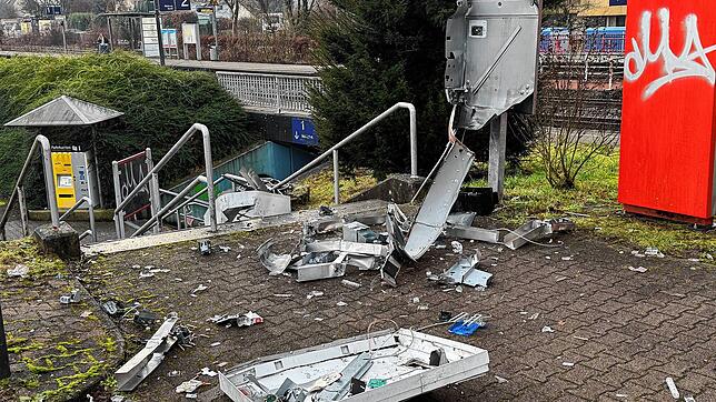 Nur noch Einzelteile: Der gespengte Zigarettenautomat in Wehr-Brennet.