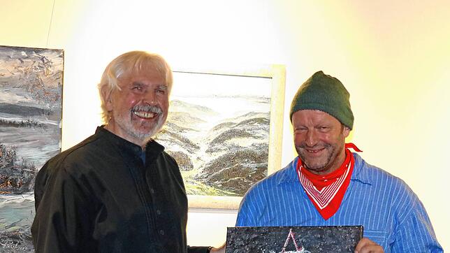 Wolfram Paul (links) überreicht Martin Wangler ein Gemälde. Foto: Kuhlmann