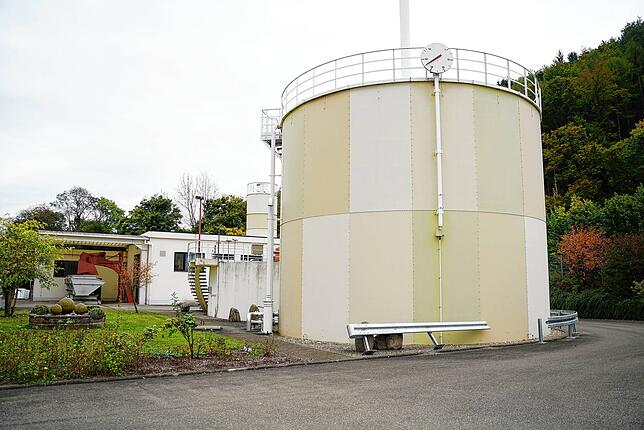 Das gewonnene Gas wird zunächst aber in großen Tanks auf dem Gelände gelagert, bis es wieder verwendet wird. Eine Anzeige gibt den ...