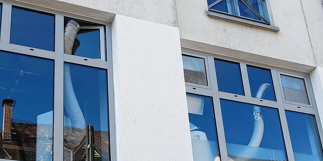 Klima- oder Lüftungsanlage? Was für Schläuche ragen aus den Fenstern im ersten Obergeschoss des neuen Restaurants, das auch ...