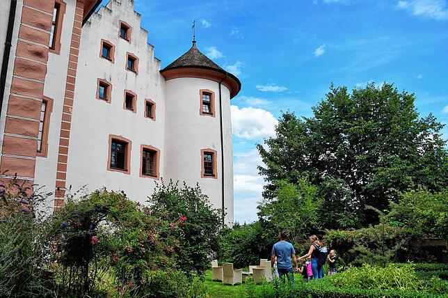 Auch im verträumten Garten des Schloss Hohenfels kann man im Rahmen des „Tags der Offenen Tür“ lustwandeln.