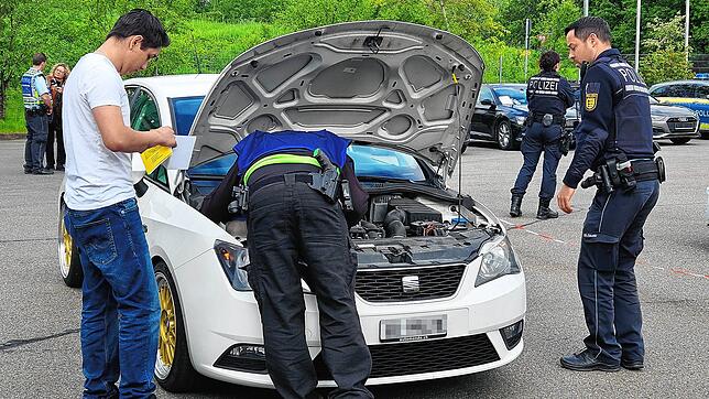 Während der vier Öffnungstage der Tuning World Bodensee kontrollierte die Polizei 521 Fahrzeuge auf ihre Verkehrssicherheit und ...