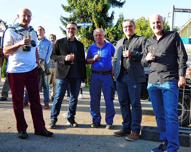 2017 realisierte die KEG 24 Wohnungen im sozialen Wohnungsbau. Beim Richtfest waren (von links): Hartmut Riester, Leiter der ...