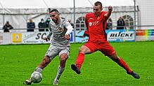 In der Bezirksliga-Topelf: Veysel Kayantas vom TSV Singen (links) sammelte die meisten Stimmen aller Mittelfeldspieler.