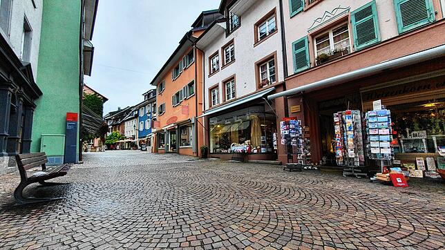 Menschenleere Fußgängerzone in Bad Säckingen zur Mittagszeit: Seit mehr als drei Monaten sind Teile des Einzelhandels sowie die ...