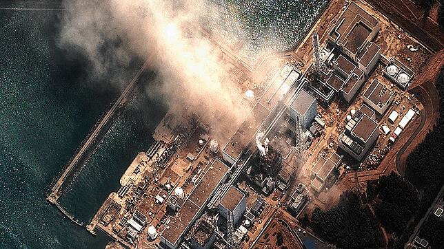 Ein Satellitenfoto zeigt das Atomkraftwerk Fukushima I wenige Sekunden nach einer Explosion in Reaktor 3, aufgenommen am 14. März 2011.