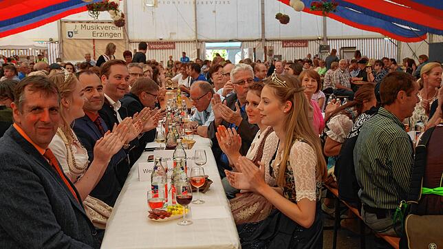 Ein Festzelt wird es beim diesjährigen Winzerfest in Erzingen nicht mehr geben. Im Bild die Weihenhoheiten mit Ehrengästen. (Archivbild ...