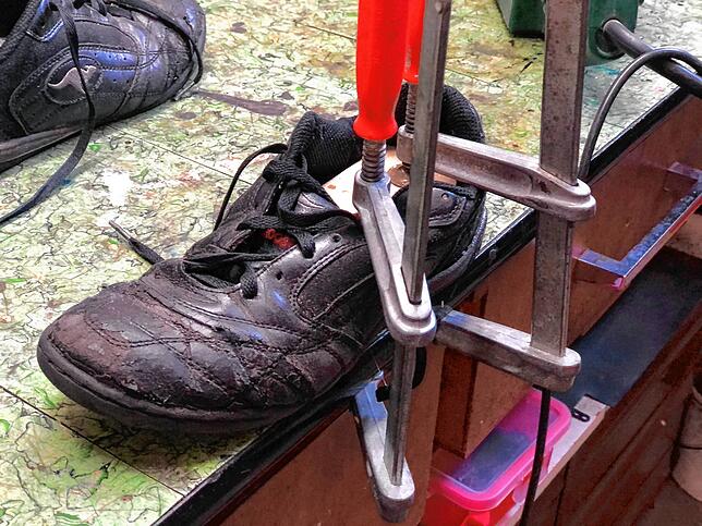 Dinge zu reparieren macht Herbert Kirner Spaß. Und wenn es die ausgetretenen Sportschuhe sind.