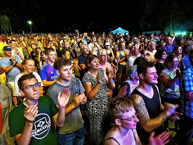 Über 4000 Besucher sahen das Benefiz-Konzert der Big Band der Bundeswehr am Radolfzeller Konzertsegel.