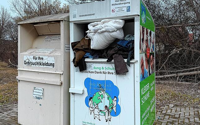 Altkleidercontainer sind mitunter stark überfüllt – hier in der Schliesierstraße in Radolfzell.