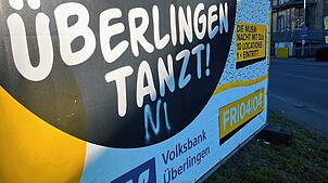 Trotz fragwürdiger Rechtschreibung gibt dieser modifizierte Aufsteller eine Einschätzung zu den Tanzmöglichkeiten in Überlingen. Aber ...