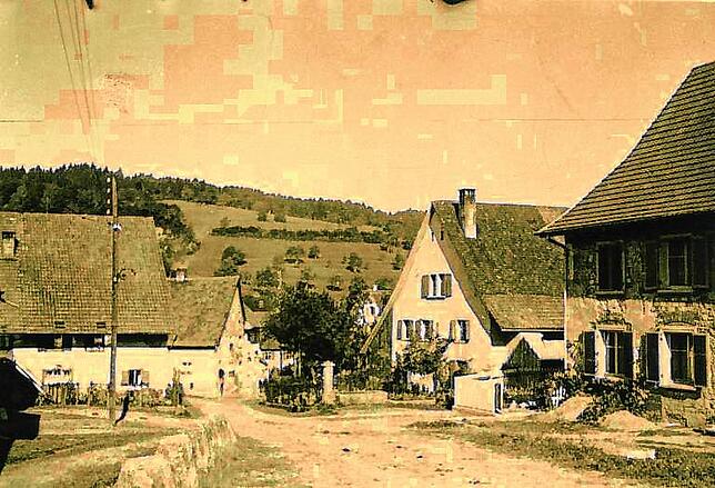Ein seltenes Foto aus dem Öflinger Dorfkern: Das Haus der Wunderles rechts in der Jungholzer Straße vor dem öffentlichen Brunnen. Von ...
