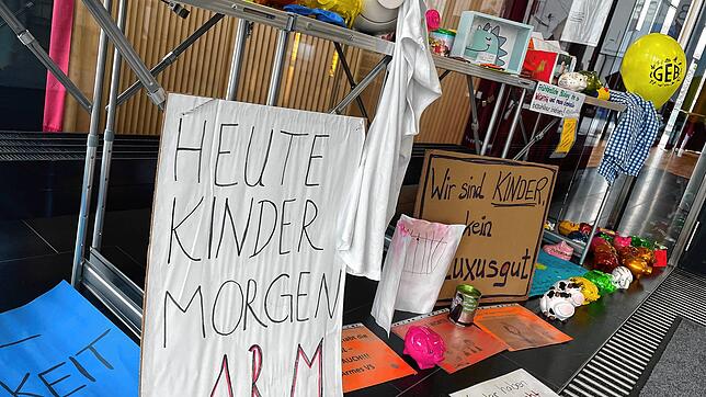 Vor einer Gemeinderatssitzung im Februar hatten Eltern gegen eine Erhöhung der Kindergartengebühren in der Doppelstadt protestiert.
