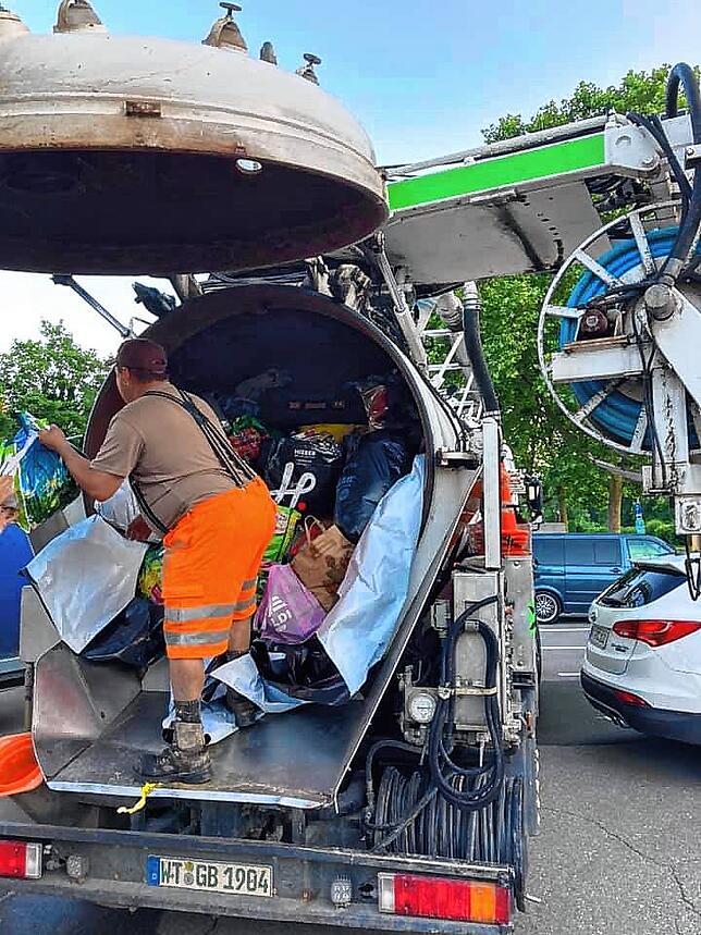 Eingeladen: Mit dem Saugspülwagen machte sich Björn Griener auf den Weg nach Ahrweiler, um bei den Aufräumarbeiten zu helfen. Vorher ...