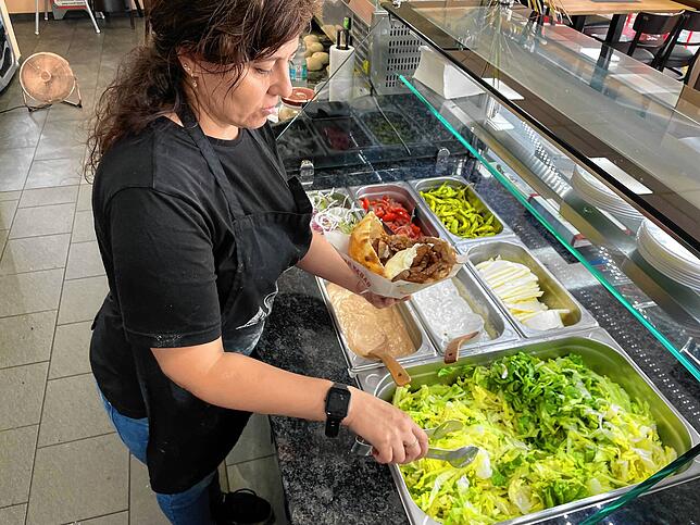Döner wird in der Region gerne gegessen, aber Kunden müssen für das Gericht tiefer in die Tasche greifen: Unsere Aufnahme zeigt Necibe ...