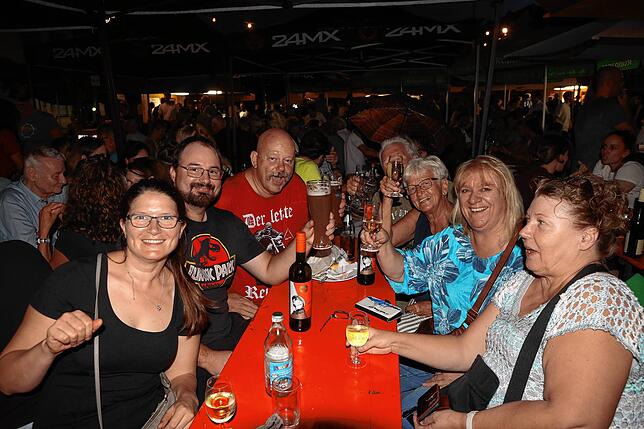 Bild 6: Party im Konstanzer Vorort: Auf dem Dingelsdorfer Herbstfest treffen sich Jung und Alt