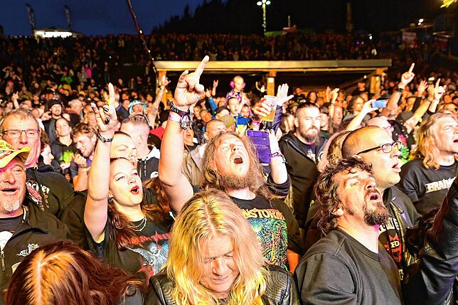 Bis zu 3000 Metalheads feiern an den beiden Abenden auf dem Metalacker.