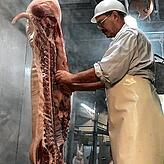 Tierarzt Andrej Barke bearbeitet eine Schweinehälfte. An den Schlachthöfen in Villingen und Donaueschingen werden jährlich etwa 25.800 ...