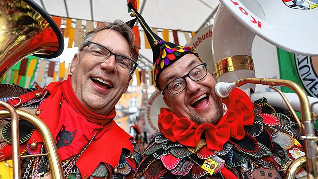 Bild 32: Schmotziger Dunschtig: Diese Mäschgerle feiern auf der Marktstätte