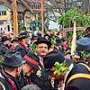 In Bad Säckingen stellen Wälder am Ersten Faißen auf dem Münsterplatz den Narrenbaum. Nach alter Sitte erfolgt dies in reiner Handarbeit.