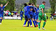 Im vergangenen Sommer jubelte der FV Möhringen (blaue Trikots), während der TSV Aach-Linz in der Bezirksliga blieb.