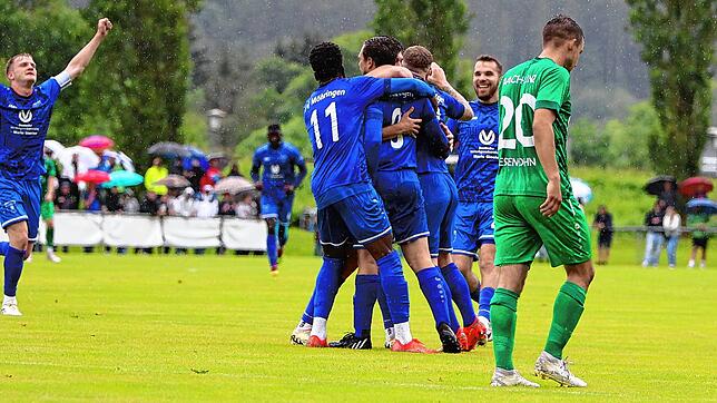 Im vergangenen Sommer jubelte der FV Möhringen (blaue Trikots), während der TSV Aach-Linz in der Bezirksliga blieb.