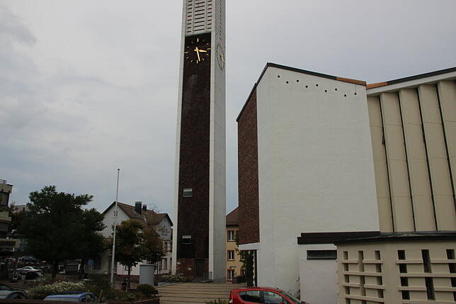 Ein Blick auf die katholische Kirche in ihrem heutigen Zustand. Die neue Kirche wurde im Oktober 1961 eingeweiht. Der Bau des markanten ...