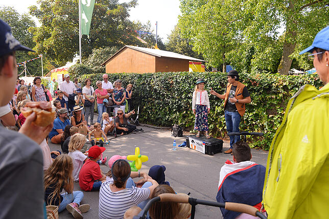 Bild 19: Akrobatik, Clownerie und Musik unter freiem Himmel: Farbenfrohe Momentaufnahmen vom Kulturufer