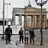 Im Wandel der Zeit: Einst patrouillierten Grenzpolizisten vor der Mauer am Brandenburger Tor, heute kommen Besucher aus der ganzen Welt ...