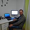 Manuel Haag arbeitet im Homeoffice und empfindet das als Privileg, zumal er, gemeinsam mit seiner Frau, ein eigenes Büro im Haus hat.