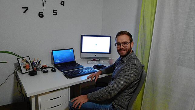 Manuel Haag arbeitet im Homeoffice und empfindet das als Privileg, zumal er, gemeinsam mit seiner Frau, ein eigenes Büro im Haus hat.