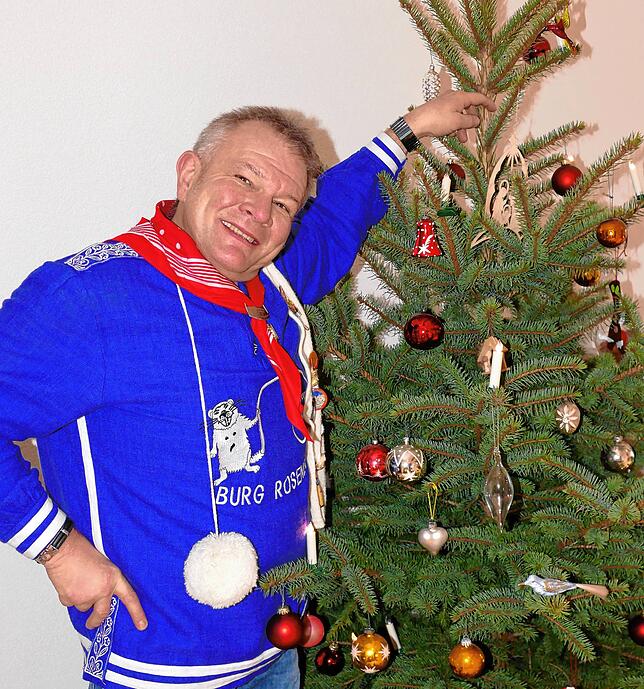 Holger Reutemann, Zunftmeister des Rattlinger Narrenvereins Burg Rosenegg, ruft dazu auf, Weihnachtsbäume in diesem Jahr aufzubewahren ...