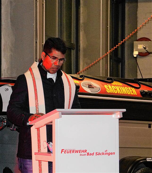 Vikar Charles bei der Fahrzeugweihe der Freiwilligen Feuerwehr Bad Säckingen.