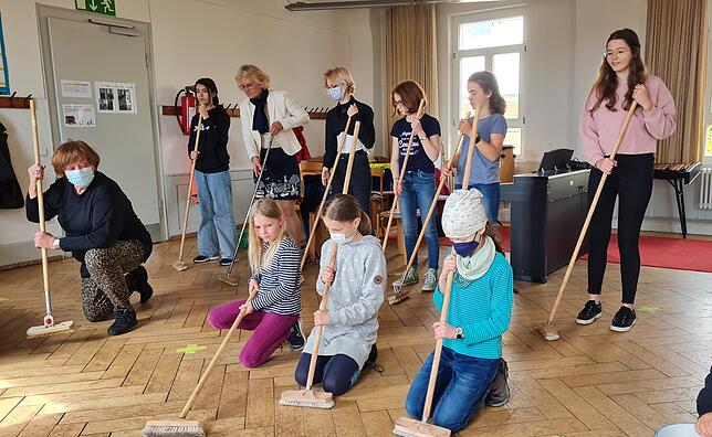 Viele Kinder spielen wieder beim Musical mit und übernehmen unter anderem die Rolle der Waisenkinder. In dieser Szene proben sie mit ...