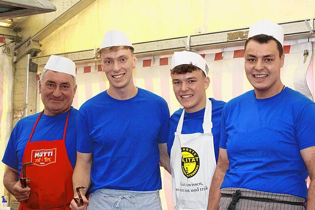 Wenn in Hecheln Erntedank gefeiert wird, ist oftmals die gesamte Familie gleichzeitig im Einsatz. Hier ein Bild aus der Küche in welcher ...
