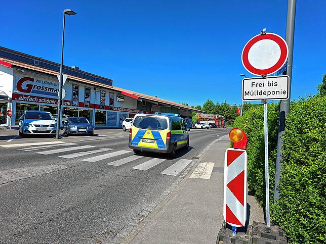 Das Schild am Kreisverkehr beim Großmarkt Grossmann in Unterraderach zeigt es an: Die Mülldeponie Weiherberg kann angefahren werden. ...