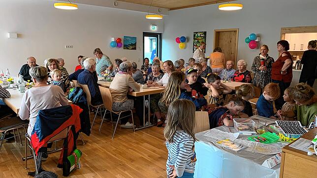 Das Bädlecafé hat 2024 auch im Mitenand däheim in Kadelburg stattgefunden. Die Gäste freuen sich über die selbst gebackenen Kuchen. ...