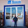 Geschlossen I: Das PVD-Secondhand-Kaufhaus in Tiengen ist entsprechend gesetzlicher Vorgaben zu, vor der Eingangstüre steht Wolfgang ...