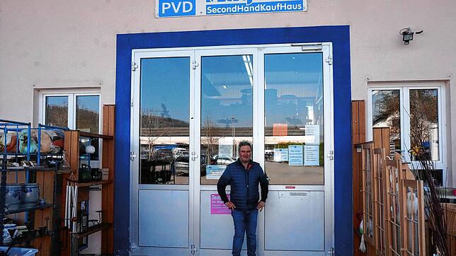 Geschlossen I: Das PVD-Secondhand-Kaufhaus in Tiengen ist entsprechend gesetzlicher Vorgaben zu, vor der Eingangstüre steht Wolfgang ...
